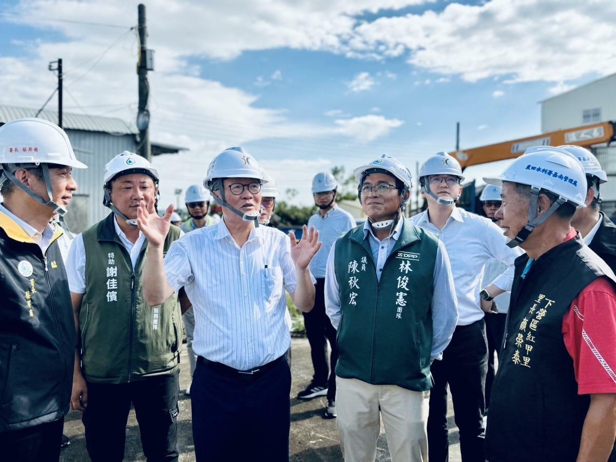 行政院雲嘉南災後復原前進指揮所指揮官陳金德，14日率隊前往臺南安南區與下營區，現勘兩處弱勢家戶修繕案場，慰問受災居民並為現場施工團隊打氣。 圖：行政院提供