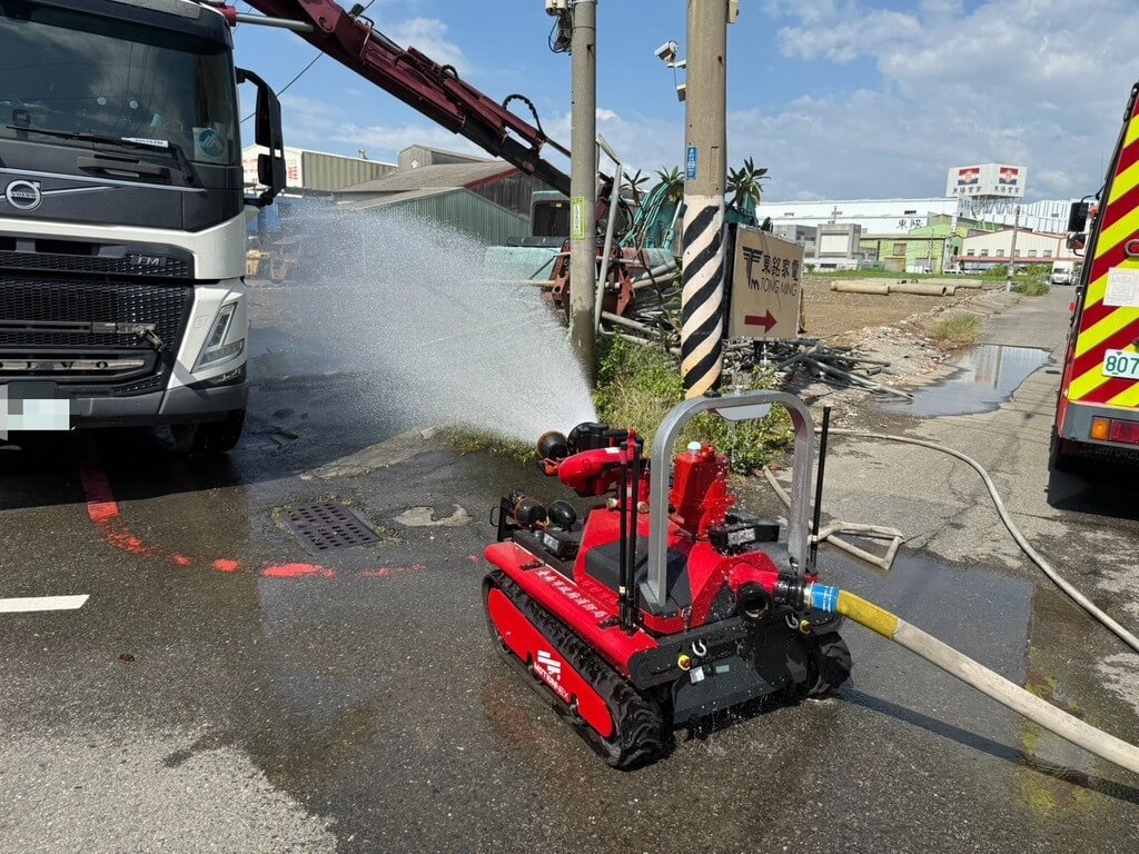 台南市安南區安和路14日下午發生天然氣管線遭環保公司挖損事件，現場瓦斯外洩，警消獲報緊急出動，以消防機器人協助出水防護。（台南市消防局提供）中央社記者張榮祥台南傳真  114年8月14日