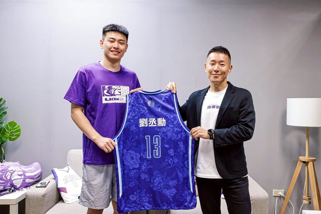 台灣職業籃球大聯盟（TPBL）新竹御嵿攻城獅隊14日宣布與選秀狀元劉丞勳（左）完成簽約並正式加盟，劉丞勳新賽季將披上13號戰袍。右為攻城獅總經理張樹人。（新竹御嵿攻城獅提供）中央社記者陳容琛傳真　114年8月14日