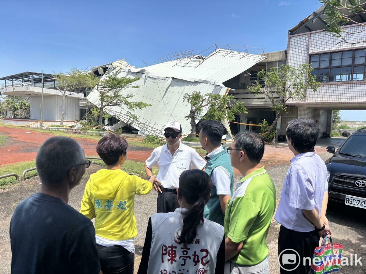 山國小廢棄校舍屋頂被颱風吹落毀損，恐引發社區安全疑慮。立委陳亭妃與市議員蔡秋蘭今日立即舉辦現場勘查，邀集台南市教育局、後港國小、黑面琵鷺保育協會、頂山社區發展協會，針對後續安全處置及土地、建物利用方向做出明確結論。 圖；陳亭妃服務處提供