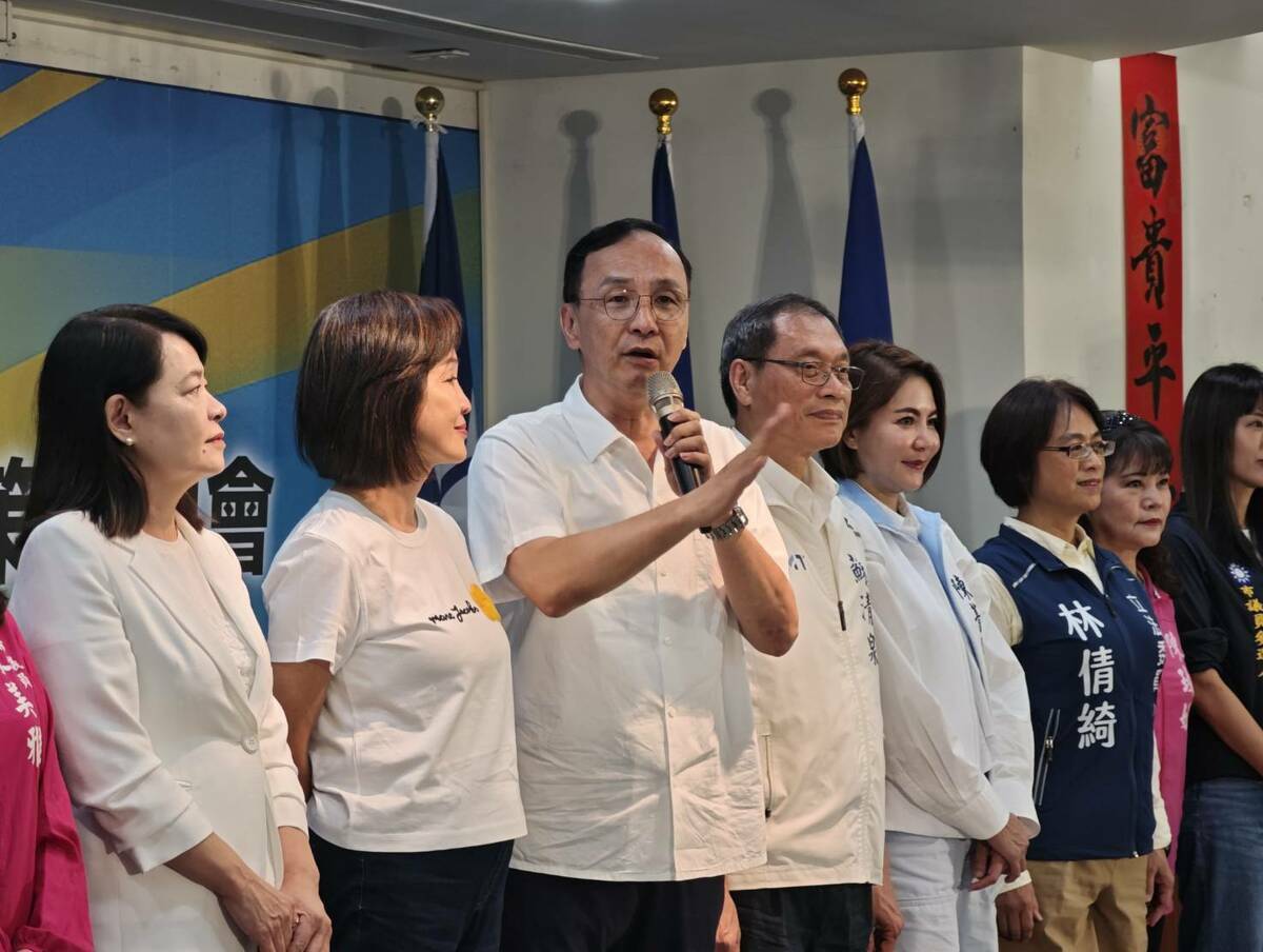 朱立倫(左三)表示823不僅是一次公投，更是一場全民運動。 圖：國民黨高雄市黨部/提供