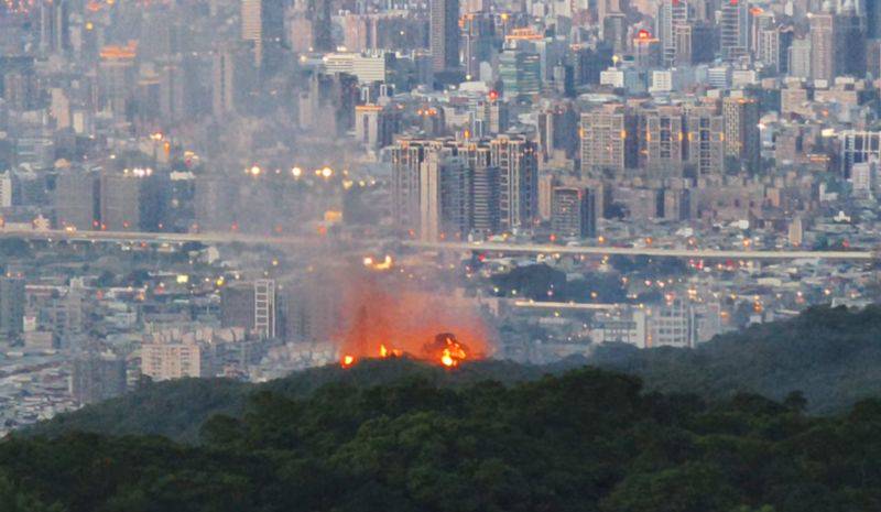 大同山觀景台驚傳登山客觸電釀成火燒山。 圖：翻攝臉書