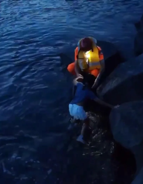 台東縣金樽漁港，一名約13歲女童陪同父親到港區釣魚，女童疑似在旁欣賞風景時不慎跌入海中。所幸海巡署接獲民眾通報後，立即派遣金樽安檢所人員趕赴現場，成功將人救起。 圖：海巡署東部分署第13岸巡隊/提供