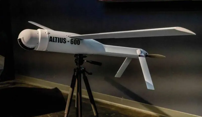 美國安杜里爾工業公司研製的首批 Altius-600M 自殺無人機，日前悄然運抵台灣，象徵台美防務合作邁入新階段。 圖：翻攝自直擊全球熱點