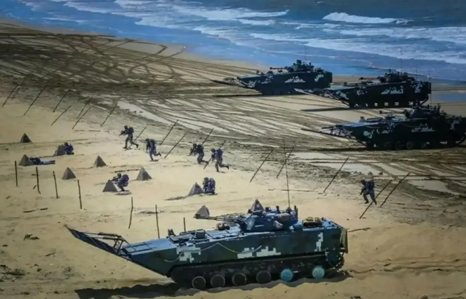 然而，中國對此高度反彈。解放軍東部戰區今年 4 月舉行「海峽雷霆-2025A」演習，展示反制無人機的多層防禦能力。 圖:翻攝自直擊全球熱點