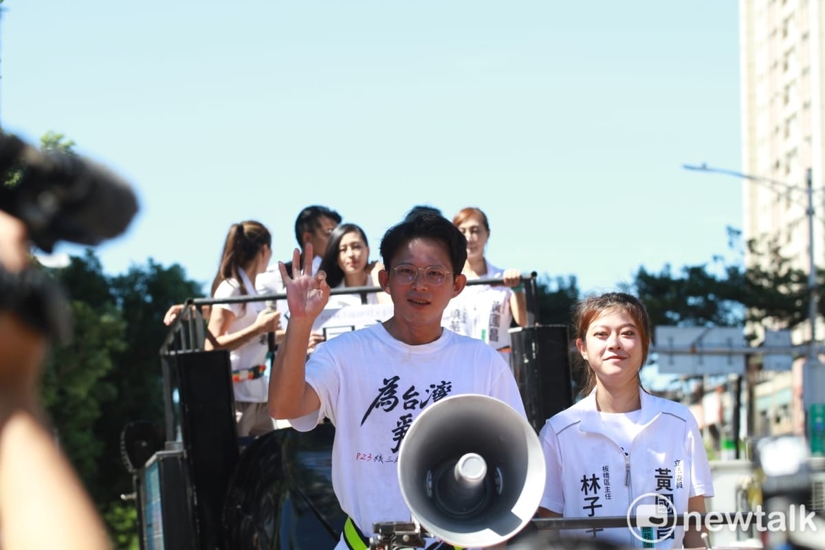 民眾黨主席黃國昌、黃國昌板橋區主任林子宇今於新北市議會前舉行「公投大車掃」。 圖：周煊惠 / 攝