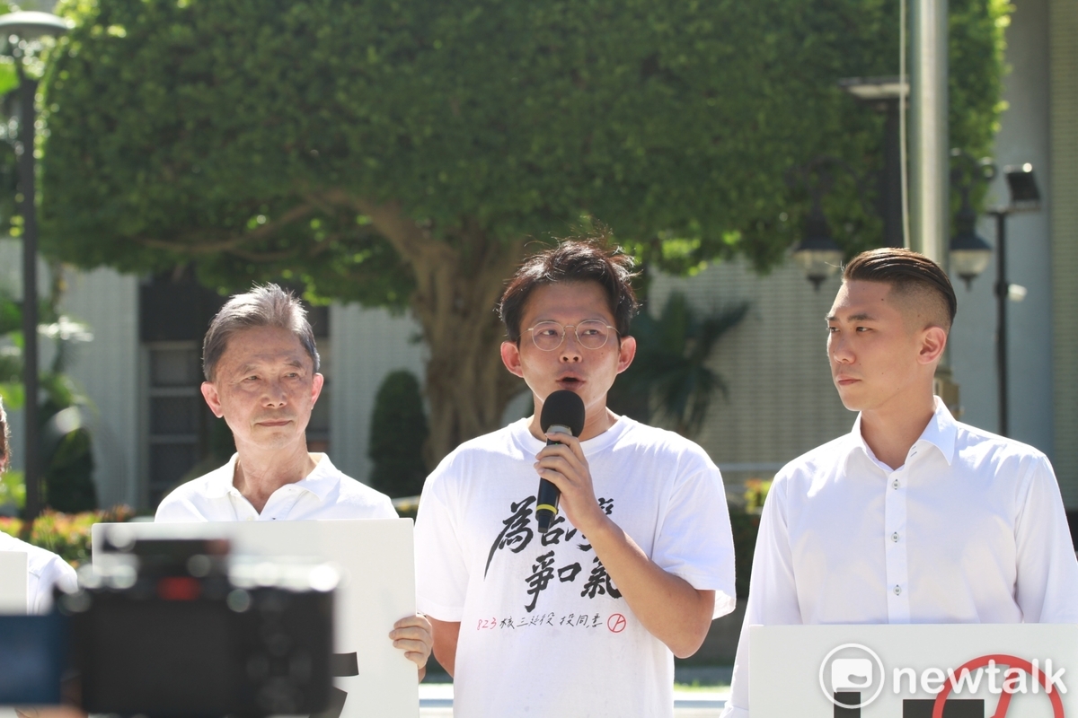 民眾黨主席黃國昌（中）、新北市黨部主委周台竹（左）、新北市議員陳世軒（右）。 圖：周煊惠 / 攝