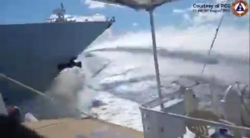 日前菲律賓海警隊拍攝到中國海警船與中國海軍艦的互撞畫面。插進兩船之間的為解放軍海軍的 052D 型飛彈驅逐艦「桂林號」( 舷號 164 ) 。 圖：翻攝自 X