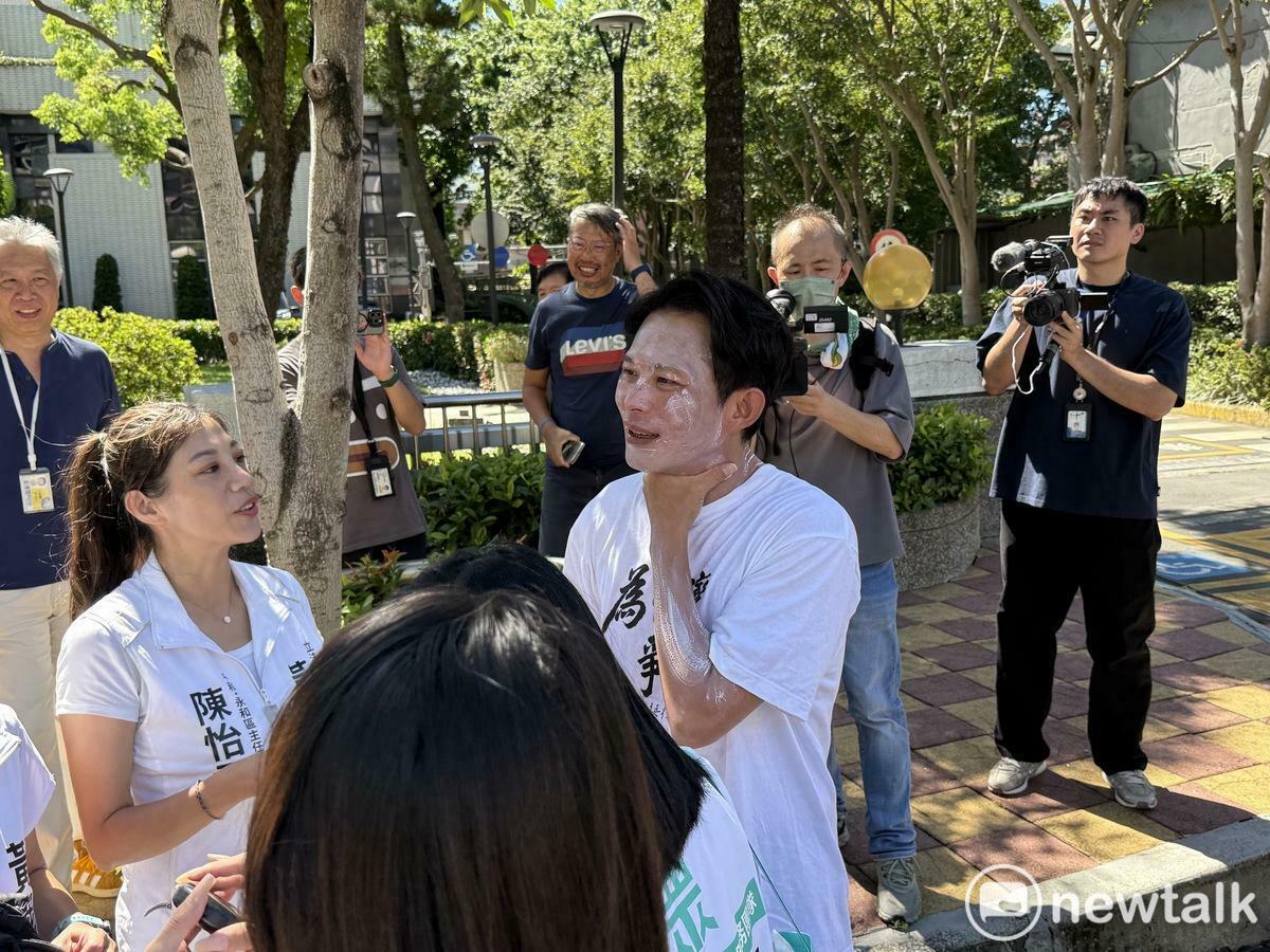 民眾黨主席黃國昌車掃前擦防曬乳，不小心擦太多變「小白臉」。 圖：周煊惠 / 攝