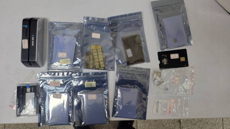 警方查獲以楊姓男子為首的跨國盜刷組織，並拘提20人到案，共查扣手機、空白信用卡、晶片、刷卡機、自小客車及現金等證物。 圖：警方提供