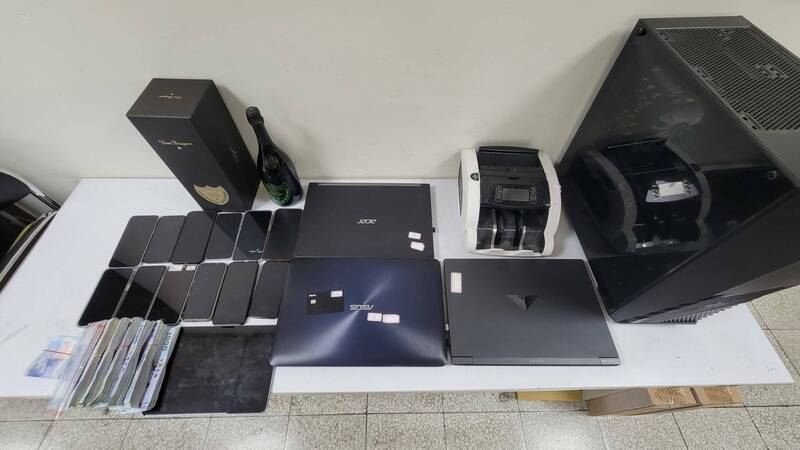 警方查獲以楊姓男子為首的跨國盜刷組織，並拘提20人到案，共查扣手機、空白信用卡、晶片、刷卡機、自小客車及現金等證物。 圖：警方提供