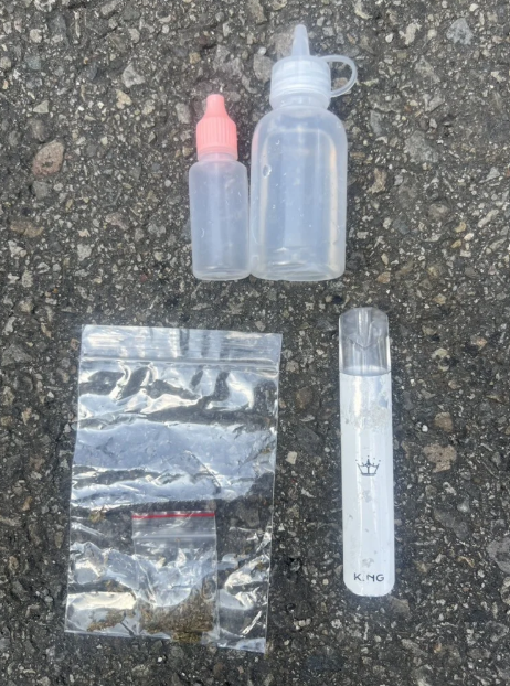 警方在李男身上查獲依託咪酯電子菸1支、依託咪酯菸油2罐及大麻2包，經查證，李姓男子坦承毒品為自用，並已在家中施用毒品，吸毒後因精神潰散、恍惚，才會未戴安全帽騎機車出門。 圖：警方提供