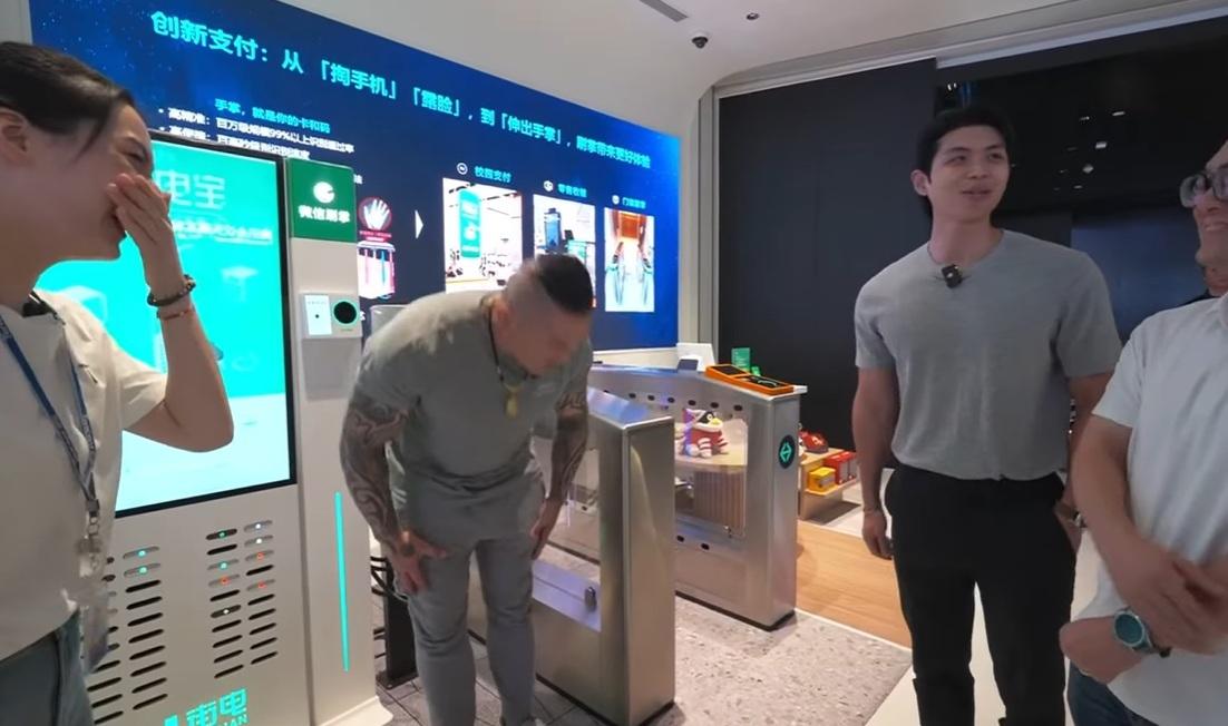 館長陳之漢稱在中國對中國人鞠躬哈腰是因為要保護大家。 圖：翻攝自館長惡名昭彰YouTube頻道