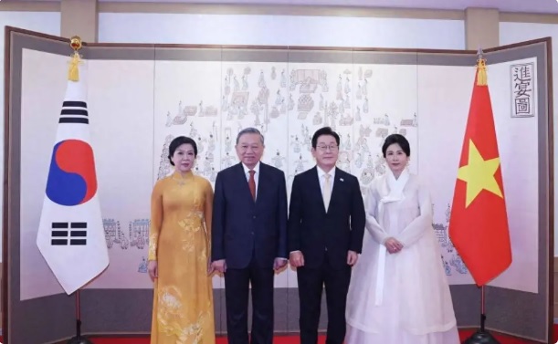 越南共產黨總書記蘇林夫婦(左二、左一)於今年 7 月底拜訪南韓，與南韓總統李在明夫婦(右二、右一)合照。有南韓媒體報導稱，蘇林在此次拜訪南韓期間，與南韓簽訂一連串軍事、經貿合作協議，甚至準備斥資 2.5 億美元，購買 20 門南韓製造的 K9 自走榴彈砲。 圖：翻攝自 騰訊網 藍星筆記