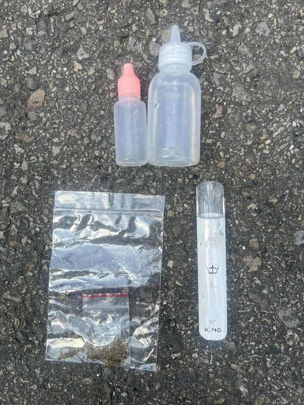 台中市50多歲李姓男子日前未戴安全帽且一路逆向違規，遇到巡邏員警，心虛沿路將持有的毒品丟棄，警方攔停後，在李男身上起獲電子煙、毒品等，依毒品危害防制條例、公共危險罪等罪嫌送辦。（民眾提供）中央社記者趙麗妍傳真　114年8月15日