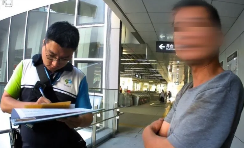 台中一名范姓男子在搭乘捷運手扶梯時，在無任何緊急狀況下，竟無故亂壓手扶梯的緊急停機鈕，導致手扶梯瞬間急停，險釀後方乘客摔倒受傷，范男事後迅速離開現場，近日又再度搭乘捷運，遭警方鎖定盤查，並開罰1萬元罰鍰。 圖：警方提供