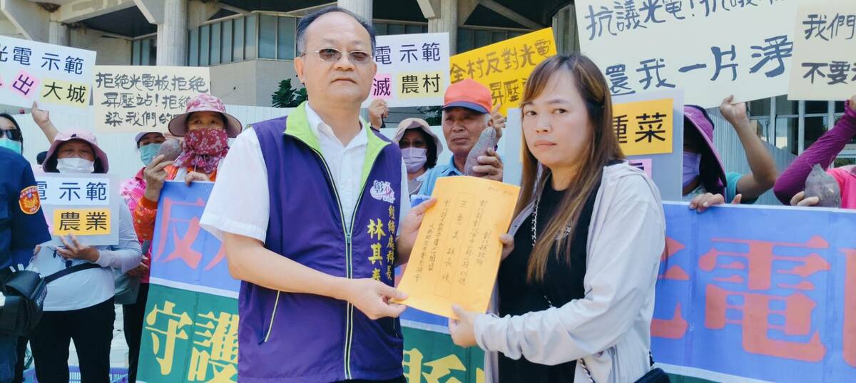 彰化縣府經濟暨綠能發展處綠能及公用事業科長林其春出面接下陳情書。 圖：取自彰化縣環境保護聯盟