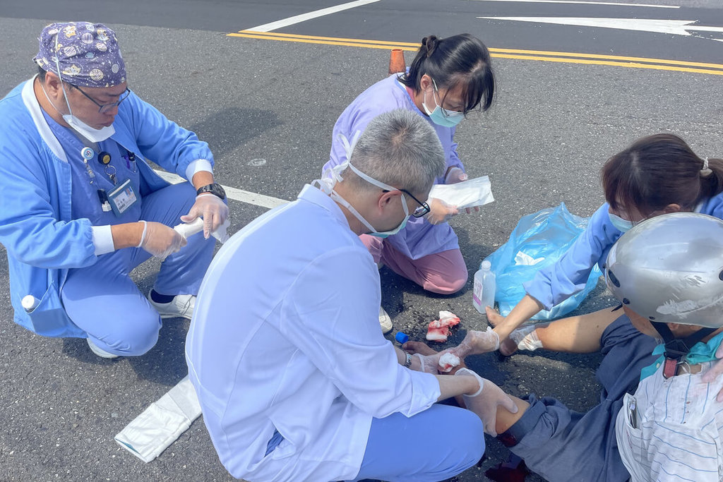台南市佳里區15日發生一起汽、機車事故，騎機車老翁受傷倒地，有路人向附近佳里奇美醫院通報，數名醫護人員聞訊趕至現場協助處理。（讀者提供）中央社記者楊思瑞台南傳真  114年8月15日