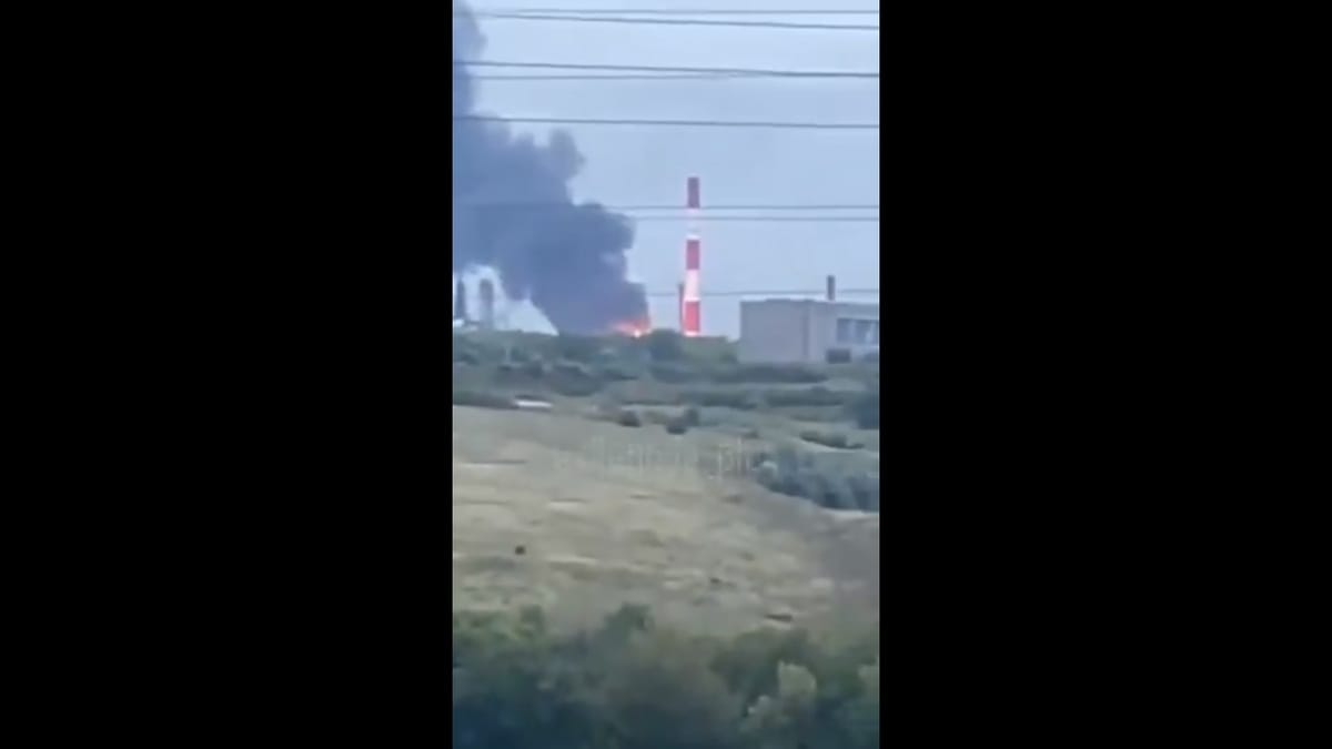 塞茲蘭煉油廠遇襲後起火燃燒，目擊民眾拍下濃煙直衝天際的畫面。 圖：擷取自 @Gerashchenko_en X 分享影片