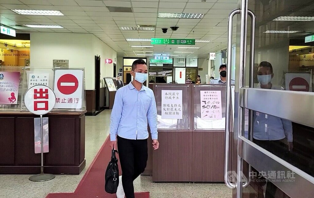 前國安局特勤吳宗憲等人涉華航菸品走私案，二審由台灣高等法院審理，15日再度開庭，傳喚12名被告到庭，並針對法律與事實進行言詞辯論。圖為前特勤人員張恒嘉（中）庭訊後離去。中央社記者謝幸恩攝　114年8月15日