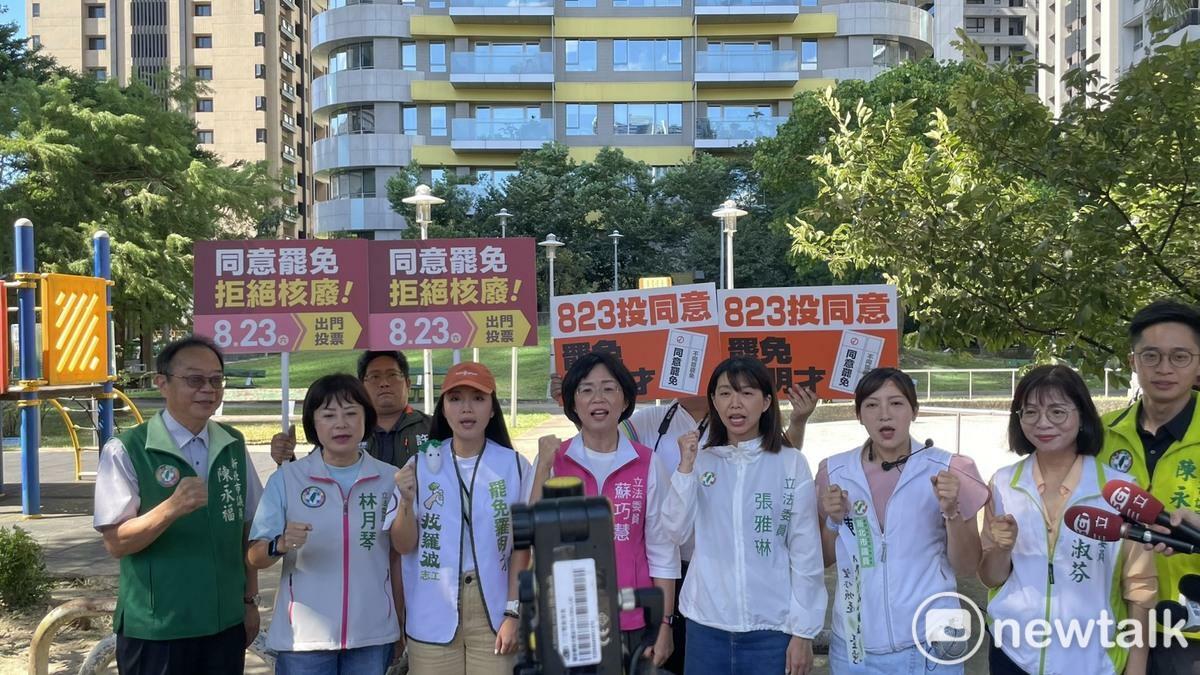 蘇巧慧、林淑芬、張雅琳、林月琴等人一同前往新店力挺罷免羅明才。 圖：高逸帆／攝