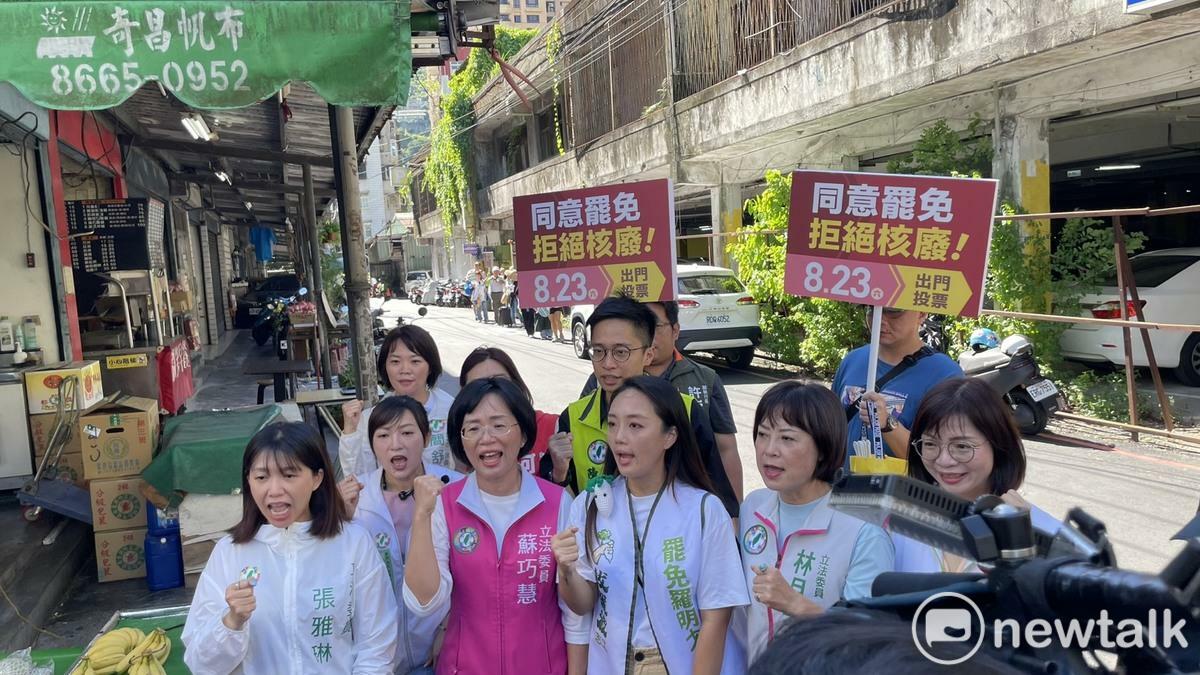 蘇巧慧、林淑芬、張雅琳、林月琴等人一同前往新店力挺罷免羅明才。 圖：高逸帆／攝