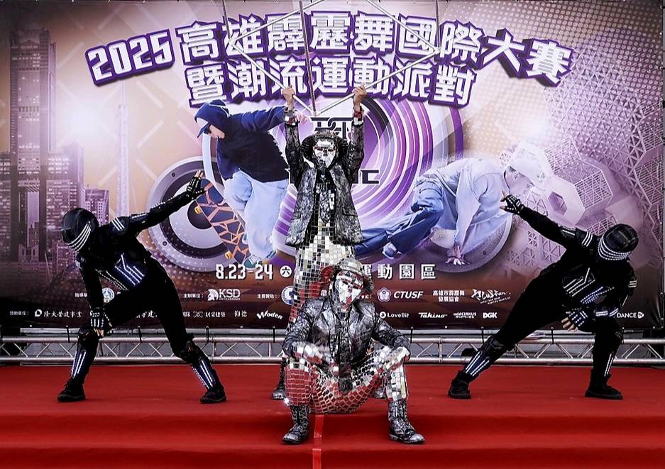 瑪斯克表演藝術團隊帶來極具視覺效果的鏡面人演出。 圖：高雄市運發局/提供