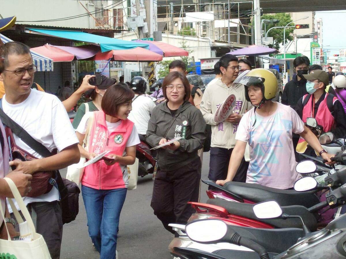立委陳培瑜到台中潭子立委楊瓊瓔選區與罷團掃街。 圖：民進黨提供