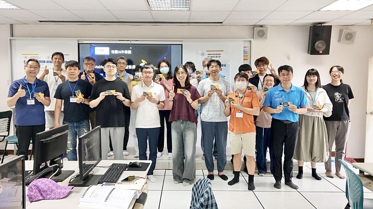 高市府教育局攜手陽明交大舉辦暑期半導體師資培訓與營隊課程。 圖：高雄市教育局/提供
