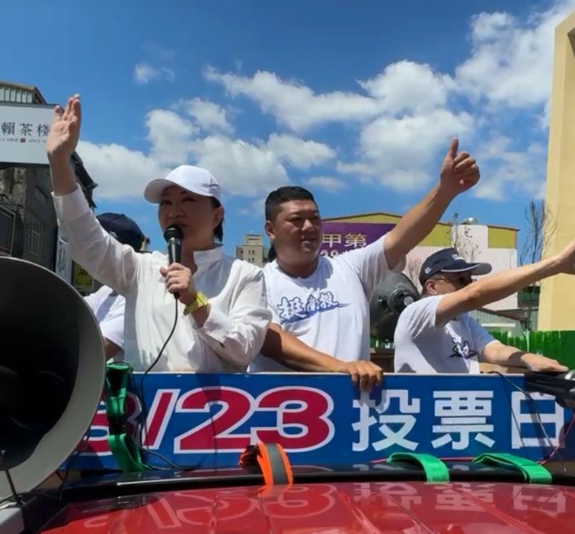 台中市長盧秀燕今（16）日前往南投聲援國民黨立委游顥，並陪同掃街拜票。 圖：翻攝自游顥 FB直播