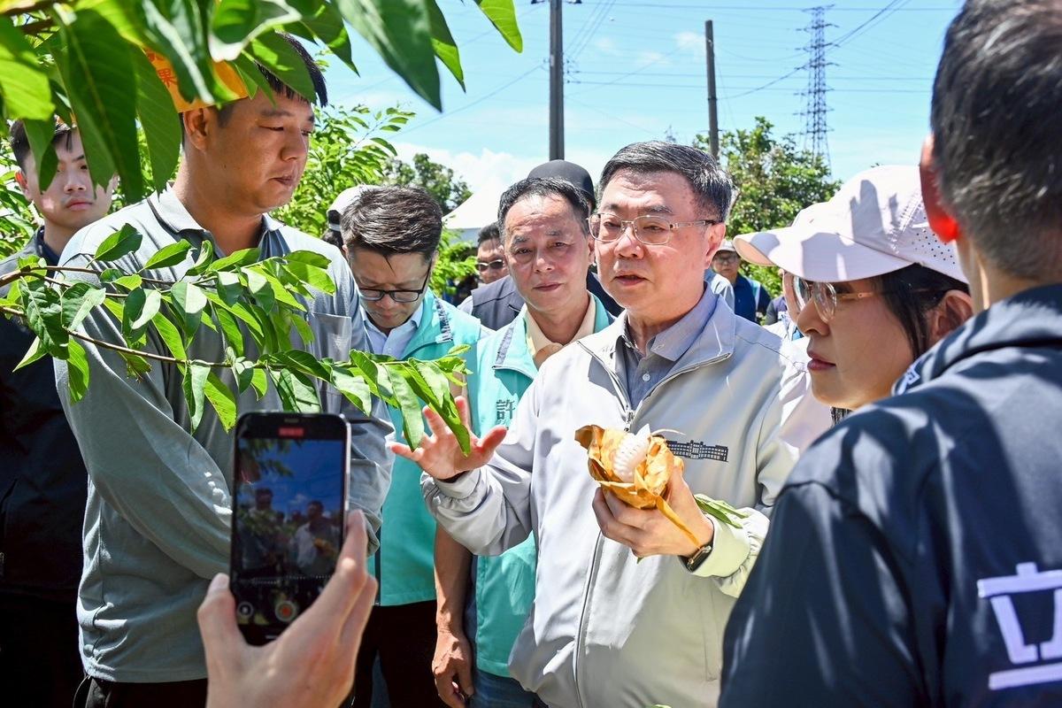 行政院長卓榮泰今（16）日前往台東勘災，立委黃建賓當面爭取14億元重建經費。 圖：行政院提供