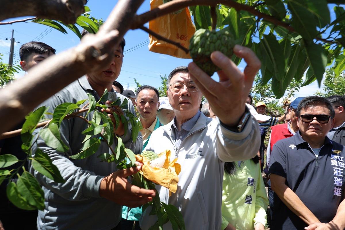 行政院長卓榮泰今（16）日前往台東勘災，立委黃建賓當面爭取14億元重建經費。 圖：行政院提供
