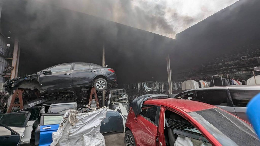 台中市大里區一處汽車中古材料行16日火警，濃煙竄天際，台中市政府消防局獲報前往救援。（民眾提供）中央社記者趙麗妍攝 114年8月16日