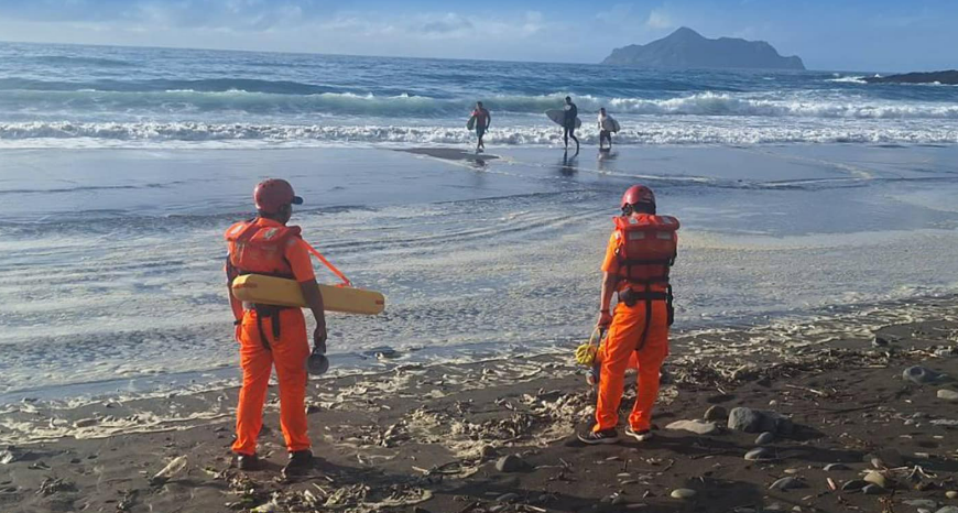 林姓男颱風天闖布袋釣魚墜海亡，遺體16日尋獲，同行友人違規遭罰最高25萬元。（圖為海巡署示警示意圖） 圖：翻攝自海巡署臉書專頁