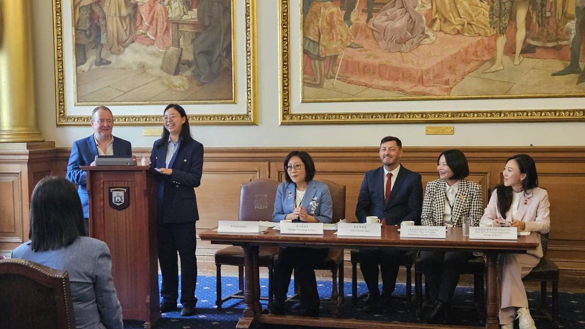高市議會城市交流參訪團拜會英國蘇格蘭首府愛丁堡市議會。 圖：高雄市議會/提供