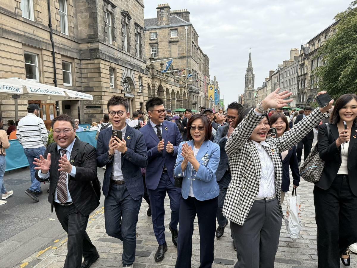 高市議會城市交流參訪團造訪愛丁堡街頭。 圖：高雄市議會/提供