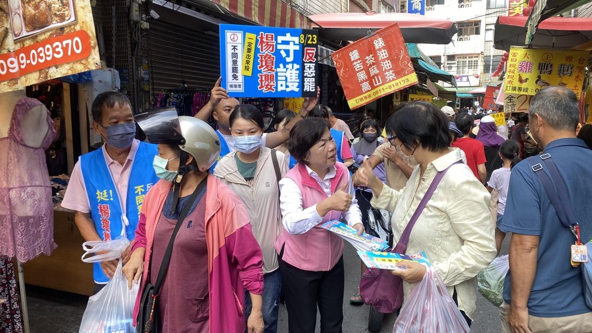 楊瓊瓔深入大雅市場向選民請託。 圖：楊瓊瓔服務處/提供
