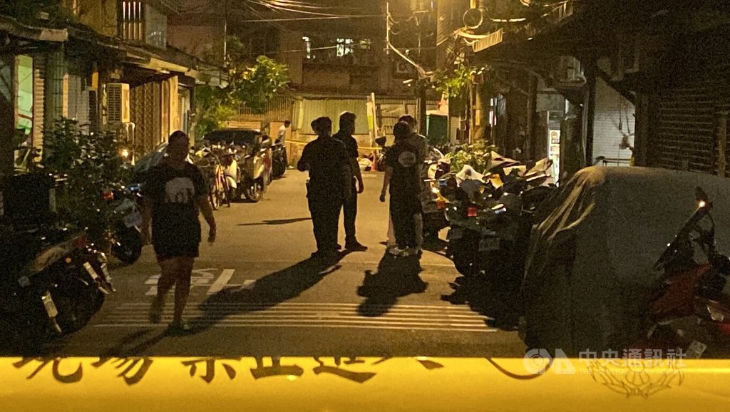 新北市土城區延吉街一對母子16日在家發生爭吵後，驚傳兒子疑持刀砍傷母親，警方到場後拉起封鎖線進行鑑識調查。中央社記者黃旭昇新北市攝  114年8月16日