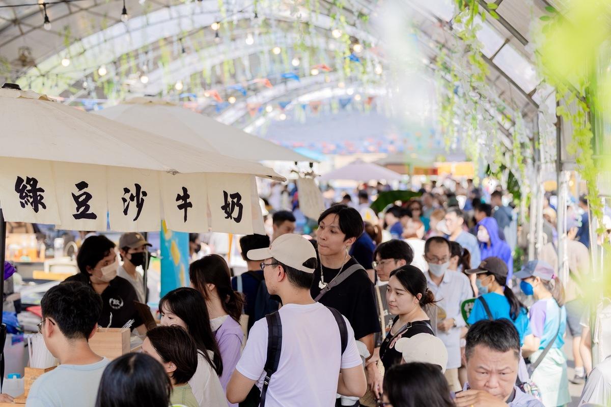 「大港閱冰」冰品嘉年華首日湧入萬人朝聖。 圖：高雄市觀光局/提供