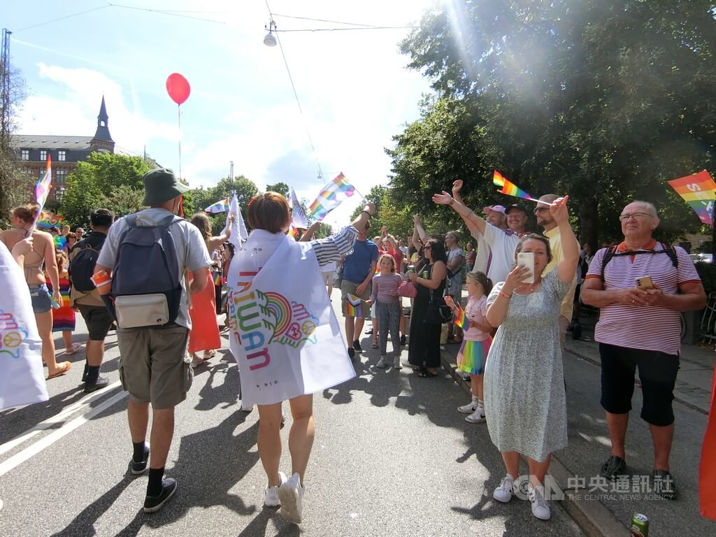 台灣的知名度比過去更高，參加哥本哈根驕傲大遊行的台灣隊遊行隊伍受到在場民眾熱情的歡呼與掌聲。  圖/中央社