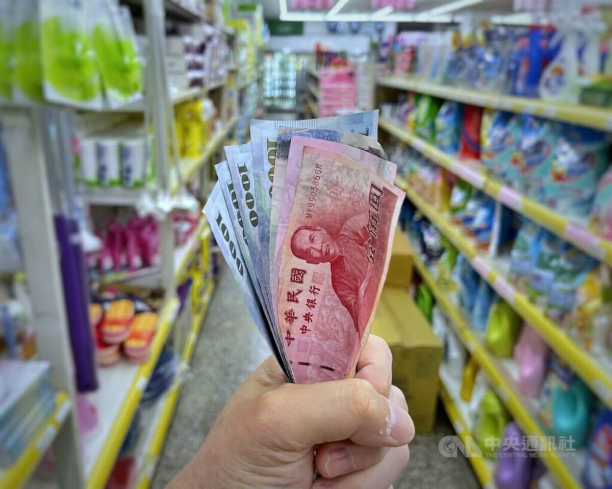 主計總處下修今年民間消費成長率至0.85%，成長率不到1%。 圖/中央社