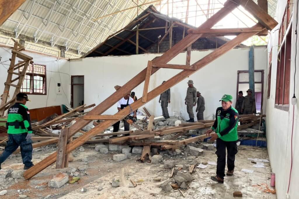 印尼蘇拉威西島中部地區17日發生規模6.0地震，造成建物受損。（安塔拉通訊社）