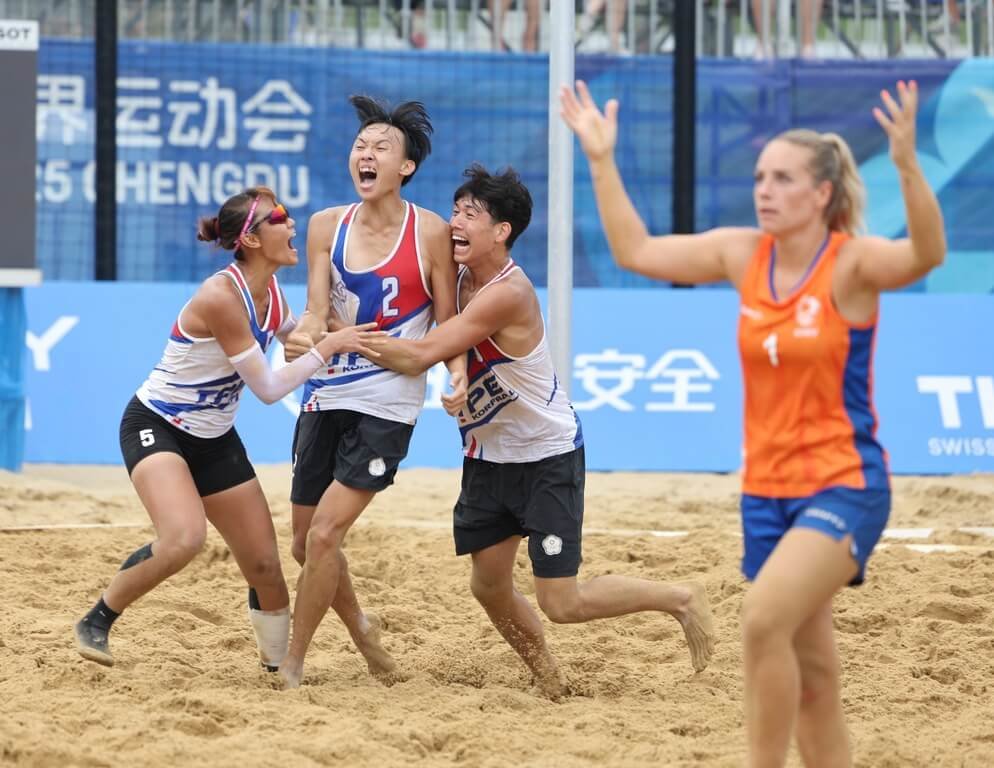 台灣代表隊在成都世界運動會沙灘合球混合團體決賽，17日靠著黃英庭（左2）在終場前3秒，投進超遠的致勝2分球，順利以8比6擊敗荷蘭摘金。（中華奧會提供）中央社記者黎建忠傳真　114年8月17日
