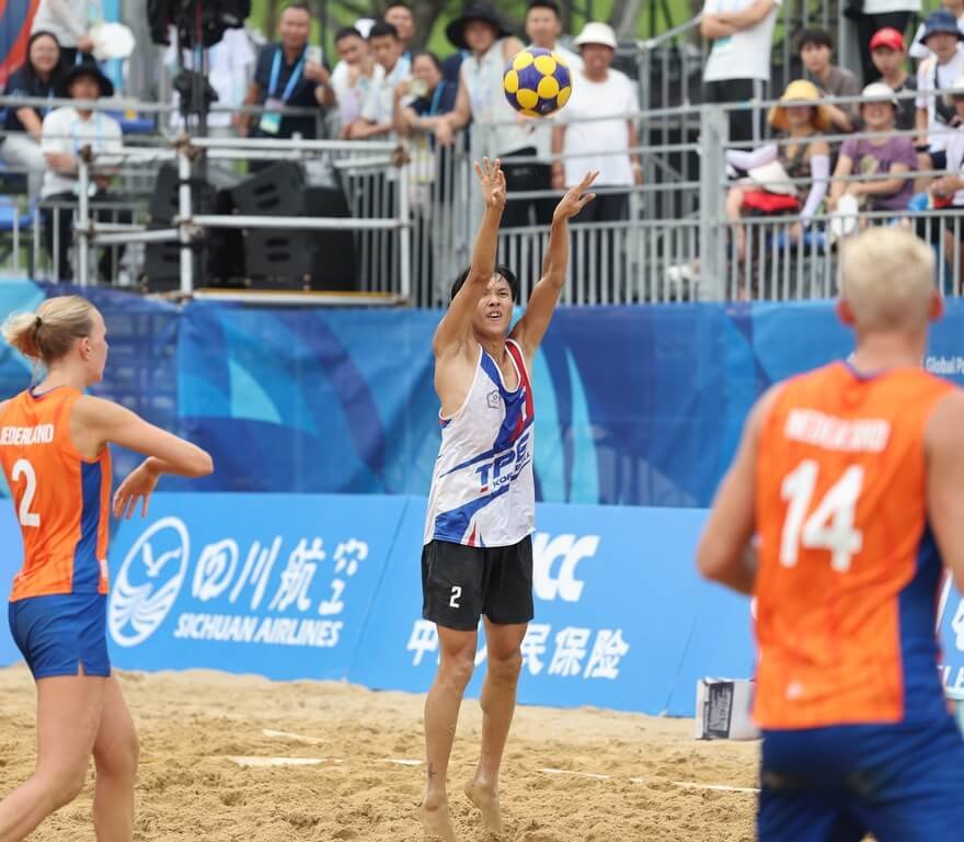 世運會沙灘合球混合團體賽，17日登場的金牌戰，台灣靠著黃英庭（中）投進致勝2分球，順利擊敗荷蘭摘金。（中華奧會提供）中央社記者黎建忠傳真　114年8月17日