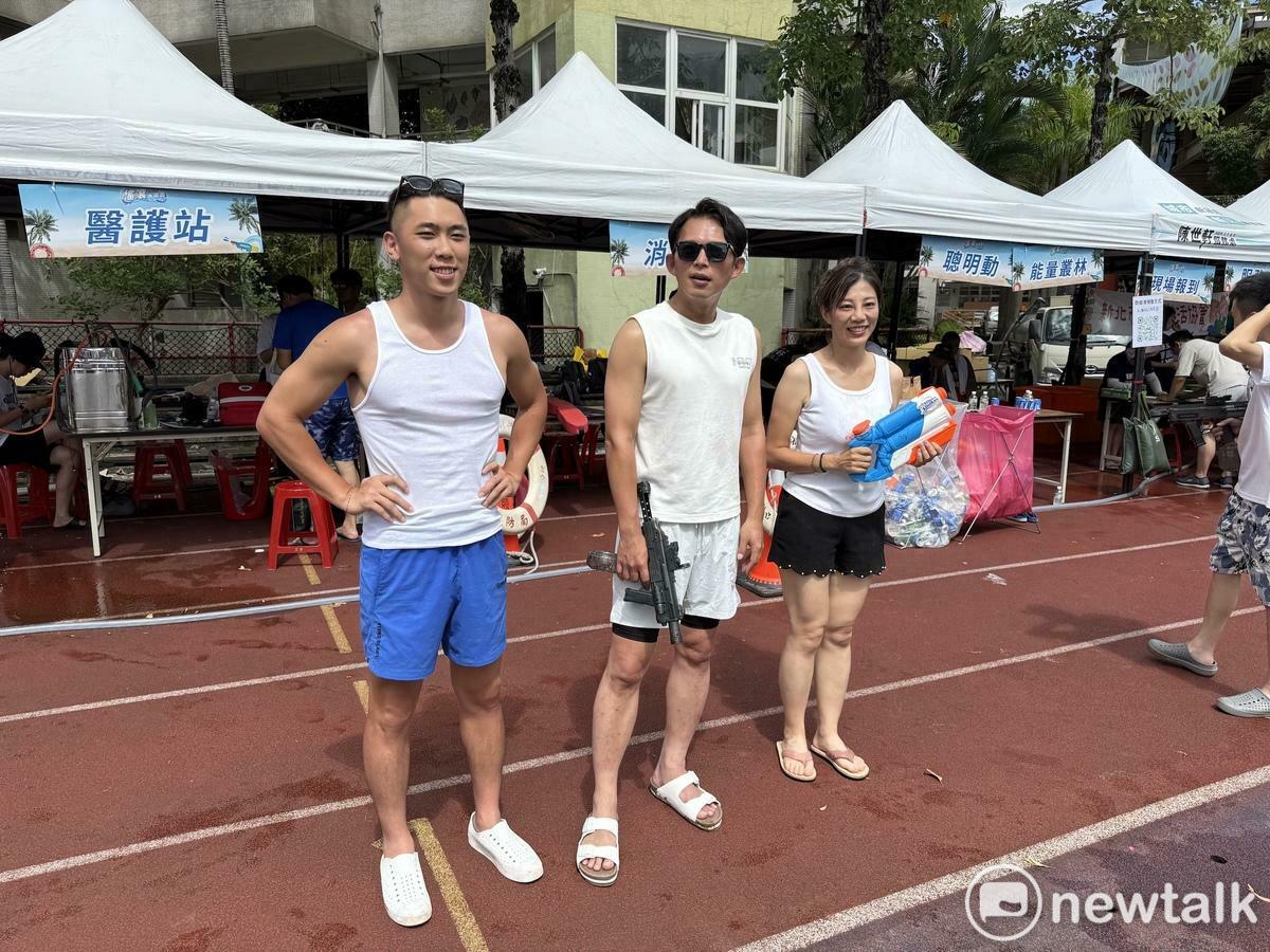 民眾黨主席黃國昌（中）、新北市議員陳世軒（左）、黃國昌中和區服務處主任陳怡君（右）今出席「JIMMY搖滾水樂園」。 圖：周煊惠 / 攝
