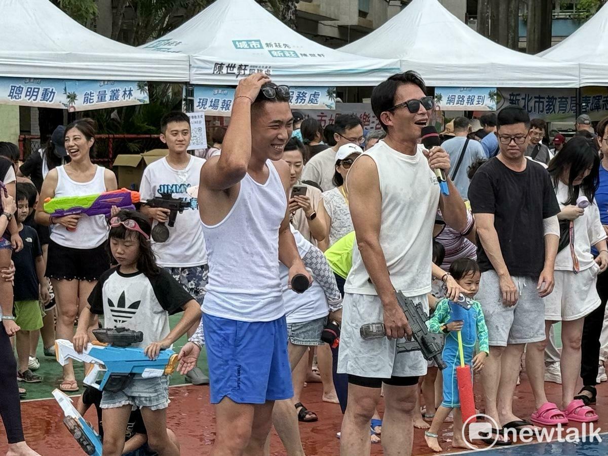 民眾黨主席黃國昌（右）今出席民眾黨新北市議員陳世軒（左）舉辦的「JIMMY搖滾水樂園」。 圖：周煊惠 / 攝