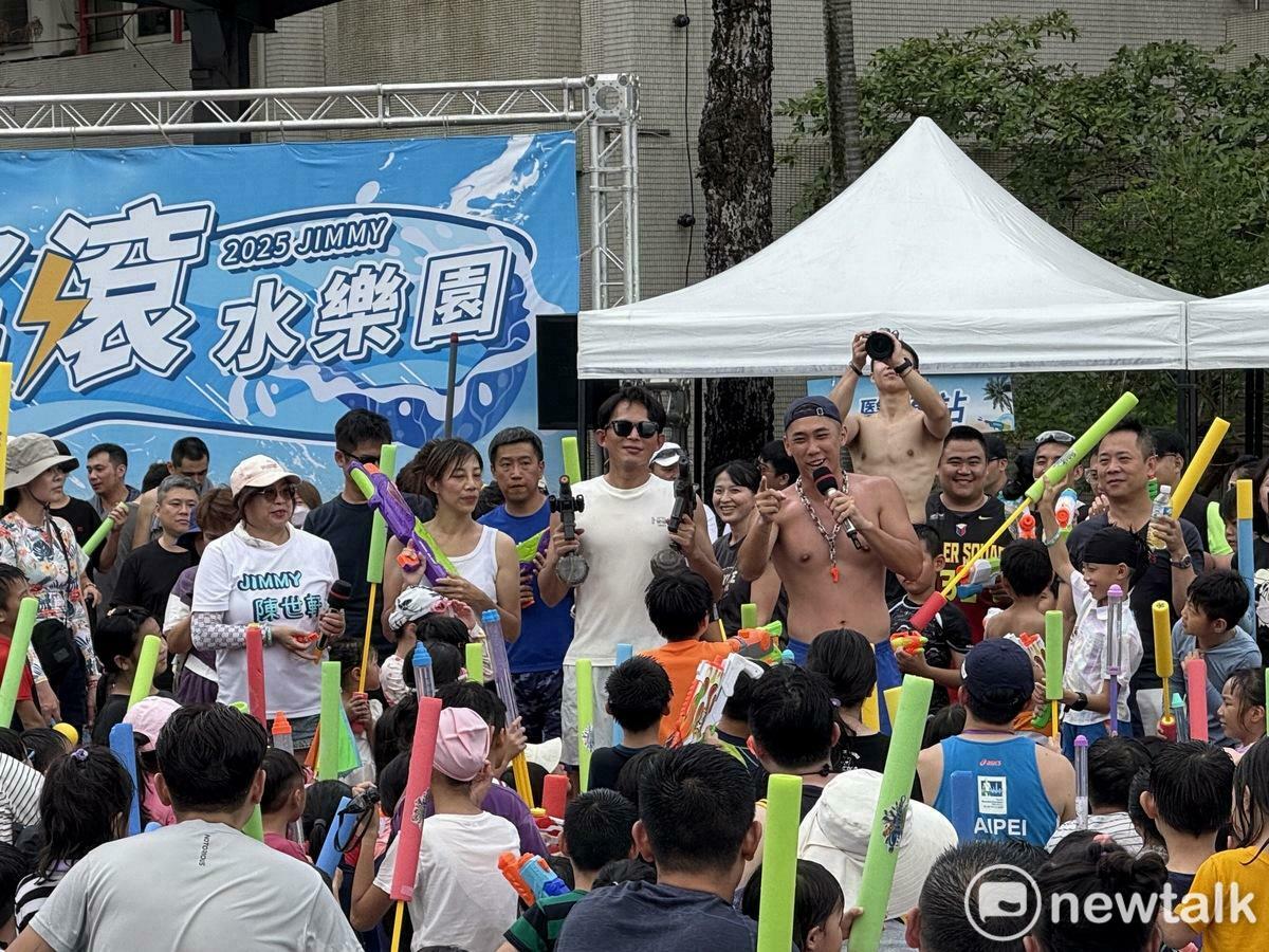 民眾黨主席黃國昌（左）今出席民眾黨新北市議員陳世軒（右）舉辦的「JIMMY搖滾水樂園」。 圖：周煊惠 / 攝