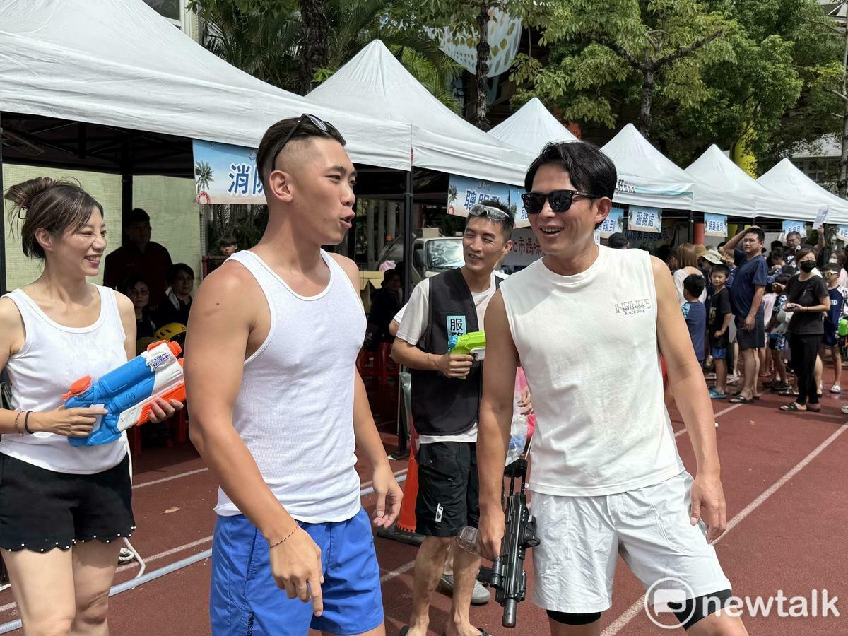 民眾黨主席黃國昌（右）今出席民眾黨新北市議員陳世軒（左）舉辦的「JIMMY搖滾水樂園」。 圖：周煊惠 / 攝