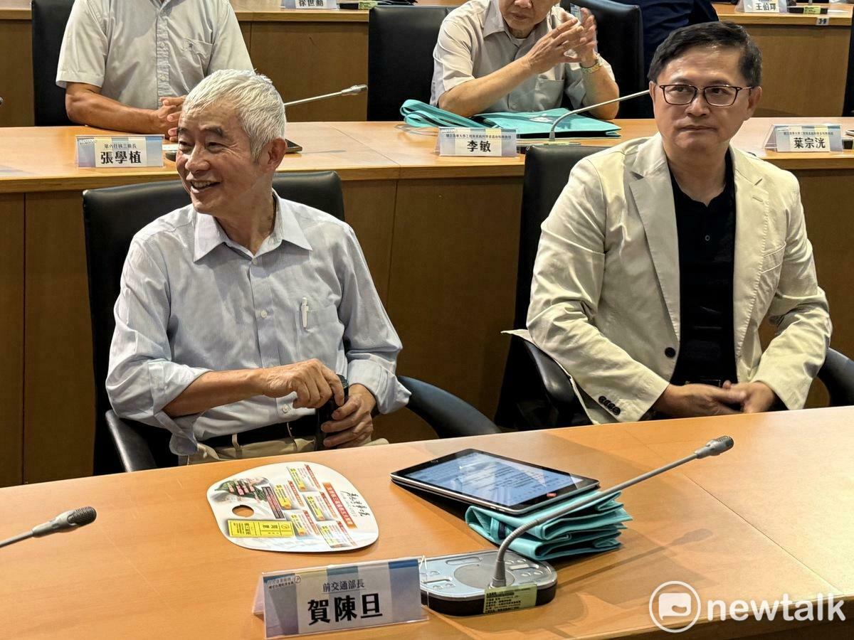 和碩董事長童子賢（右）、前交通部長賀陳旦（左）。 圖：周煊惠 / 攝