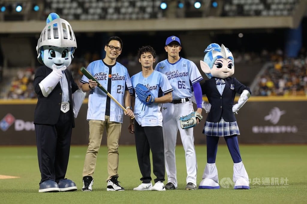 中華職棒富邦悍將17日在台北大巨蛋對上中信兄弟，「柔道男神」楊勇緯（中）受邀擔任開球投手、台哥大總經理林之晨（左）擔任開球打者，捕手為悍將隊蔡佳諺（右）。中央社記者翁睿坤攝　114年8月17日